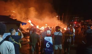 Kebakaran sejumlah bangunan warung makan serta sebuah rumah di Jalan Seringgu, Kelurahan Bambu Pemali, Kabupaten Merauke – Surya Papua/IST