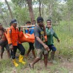 Korban Gabriel Mahuze sedang ditandu setelah ditemukan dan dibawa ke Puskesmas Sota guna mendapat pertolongan – Surya Papua/IST