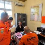 Kepala Kantor Pencarian Dan Pertolongan Merauke, Rudy bersama tim sedang dikaui dan membahas tenggelamnya KM Bintang Laut – Surya Papua/IST