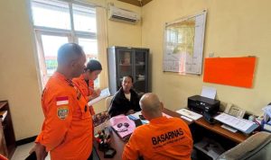 Kepala Kantor Pencarian Dan Pertolongan Merauke, Rudy bersama tim sedang dikaui dan membahas tenggelamnya KM Bintang Laut – Surya Papua/IST