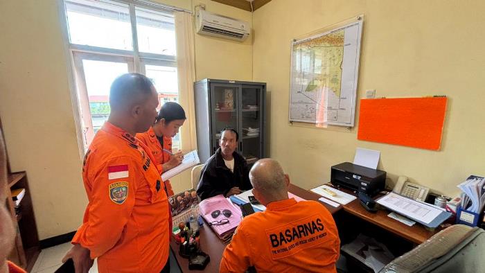 Kepala Kantor Pencarian Dan Pertolongan Merauke, Rudy bersama tim sedang dikaui dan membahas tenggelamnya KM Bintang Laut – Surya Papua/IST