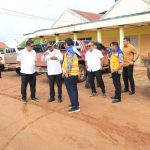 Gubernur Papua Selatan, Apolo Safanpo didampingi pejabat sedang bicara terkait kerusakan jalan di sejumlah titik – Surya Papua/IST