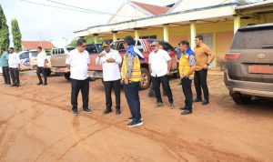 Gubernur Papua Selatan, Apolo Safanpo didampingi pejabat sedang bicara terkait kerusakan jalan di sejumlah titik – Surya Papua/IST