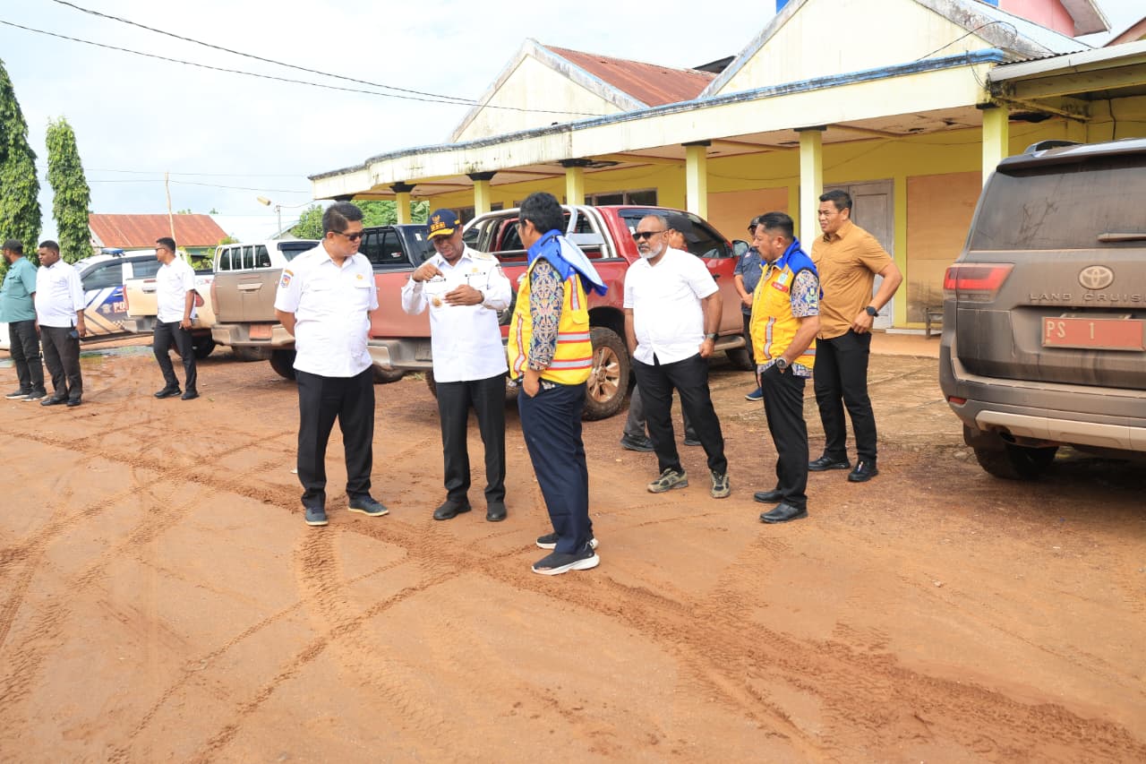 Gubernur Papua Selatan, Apolo Safanpo didampingi pejabat sedang bicara terkait kerusakan jalan di sejumlah titik – Surya Papua/IST
