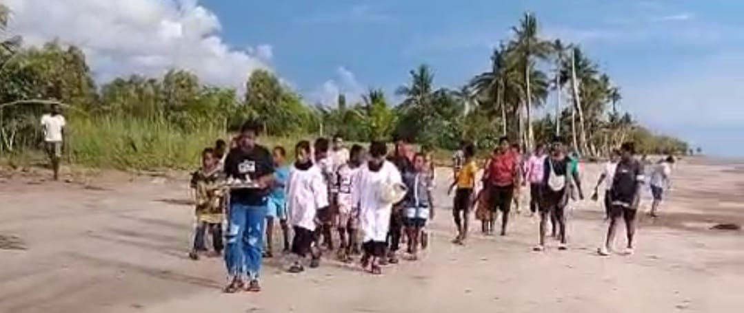 Perarakan Kanak-Kanak Yesus oleh umat di Stasi Payum – Surya Papua/IST