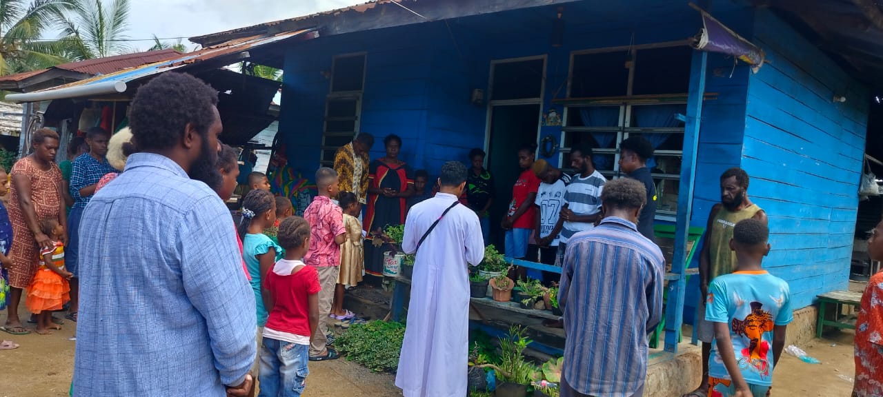 Suasana di rumah umat saat Kanak-Kanak Yesus diarak ke setiap lingkungan – Surya Papua/IST