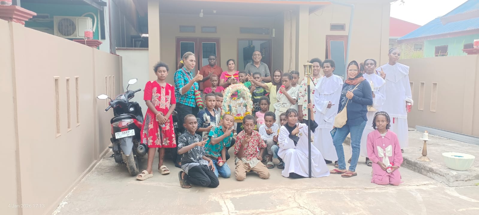 Umat Lingkungan Cecilia foto bersama usai prosesi perarakan dan cium Kanak-Kanak Yesus – Surya Papua/IST 