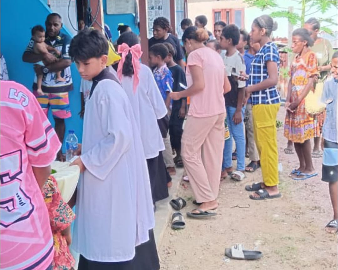 Umat di setiap lingkungan yang mengarak Kanak-Kanak Yesus – Surya Papua/IST