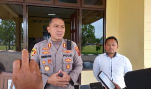 Kapolres Merauke, AKBP Leonardo Yoga berikan keterangan pers kepada sejumlah wartawan – Surya Papua/IST