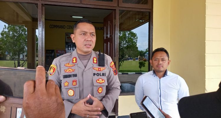 Kapolres Merauke, AKBP Leonardo Yoga berikan keterangan pers kepada sejumlah wartawan – Surya Papua/IST