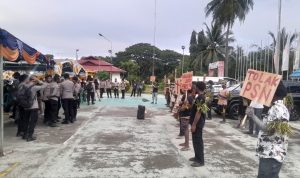 Aksi demonstrasi masyarakat Malind sebagai bentuk penolakan terhadap PSN di halaman GOR Hiad Sai beberapa waktu lalu – Surya Papua/IST