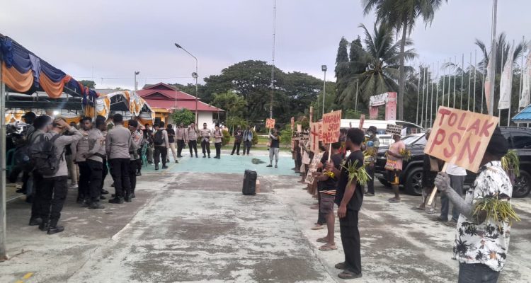 Aksi demonstrasi masyarakat Malind sebagai bentuk penolakan terhadap PSN di halaman GOR Hiad Sai beberapa waktu lalu – Surya Papua/IST