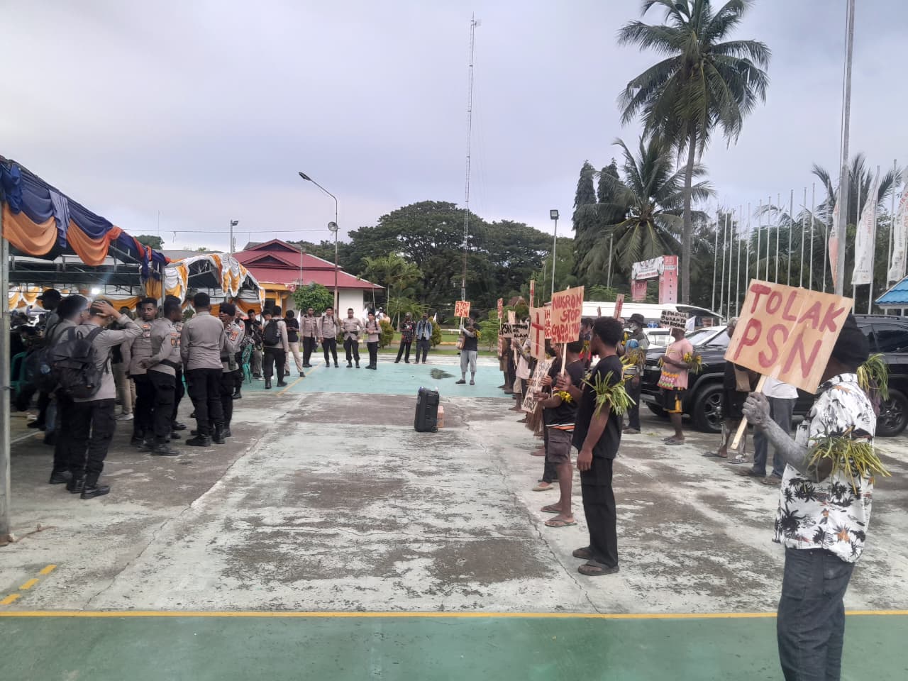 Aksi demonstrasi masyarakat Malind sebagai bentuk penolakan terhadap PSN di halaman GOR Hiad Sai beberapa waktu lalu – Surya Papua/IST