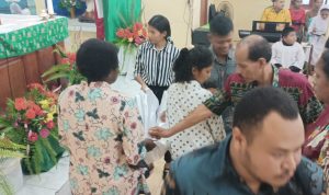 Umat sedang memberikan seadanya yang dimiliki untuk Pastor Yakobus Zakaria Balia – Surya Papua/Frans Kobun