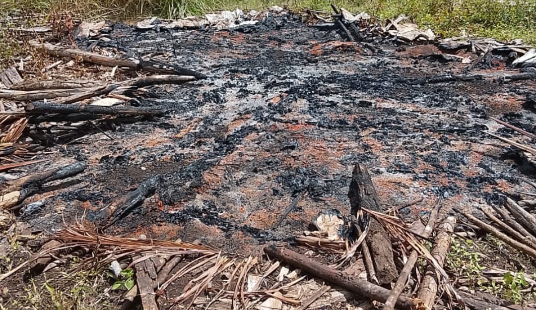 Bevak yang menjadi temat istirahat untuk mencari makan di hutan milik Esau dibakar – Surya Papua/IST