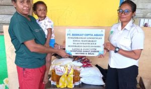 bantu tujuh Bantuan sembako yang diserahkan perwakilan PT BCA kepada lansia serta anak yatim – Surya Papua/IST