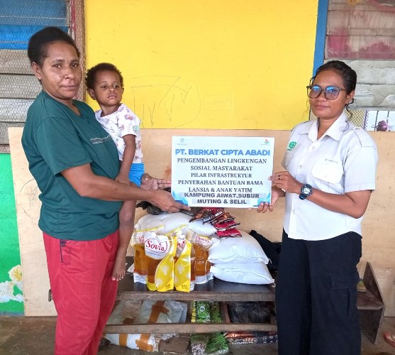 Bantuan sembako yang diserahkan perwakilan PT BCA kepada lansia serta anak yatim – Surya Papua/IST