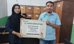 beas satu Penyerahan bantuan oleh PT PAL kepada guru honorer di TK Negeri Cenderawasih – Surya Papua/IST