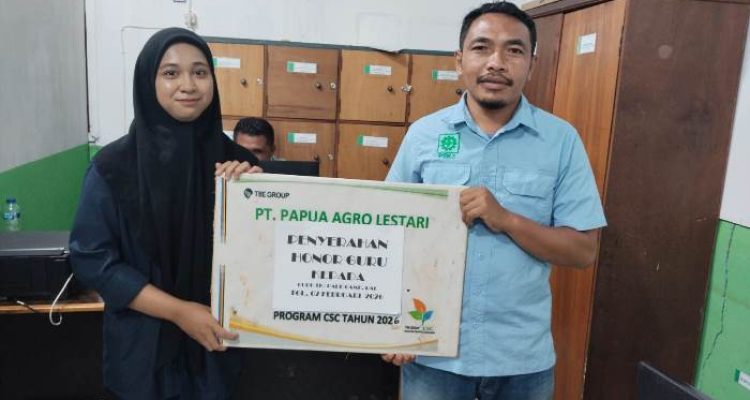 Penyerahan bantuan oleh PT PAL kepada guru honorer di TK Negeri Cenderawasih – Surya Papua/IST