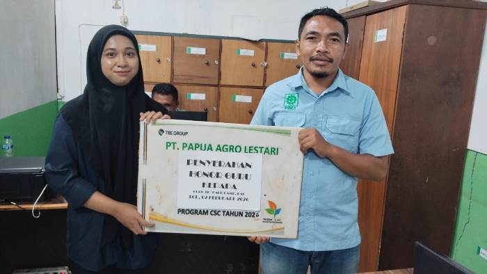 Penyerahan bantuan oleh PT PAL kepada guru honorer di TK Negeri Cenderawasih – Surya Papua/IST