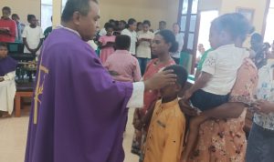 Penerimaan abu oleh umat pada masa prapaskah di Gereja Santa Theresia Buti – Surya Papua/Frans Kobun