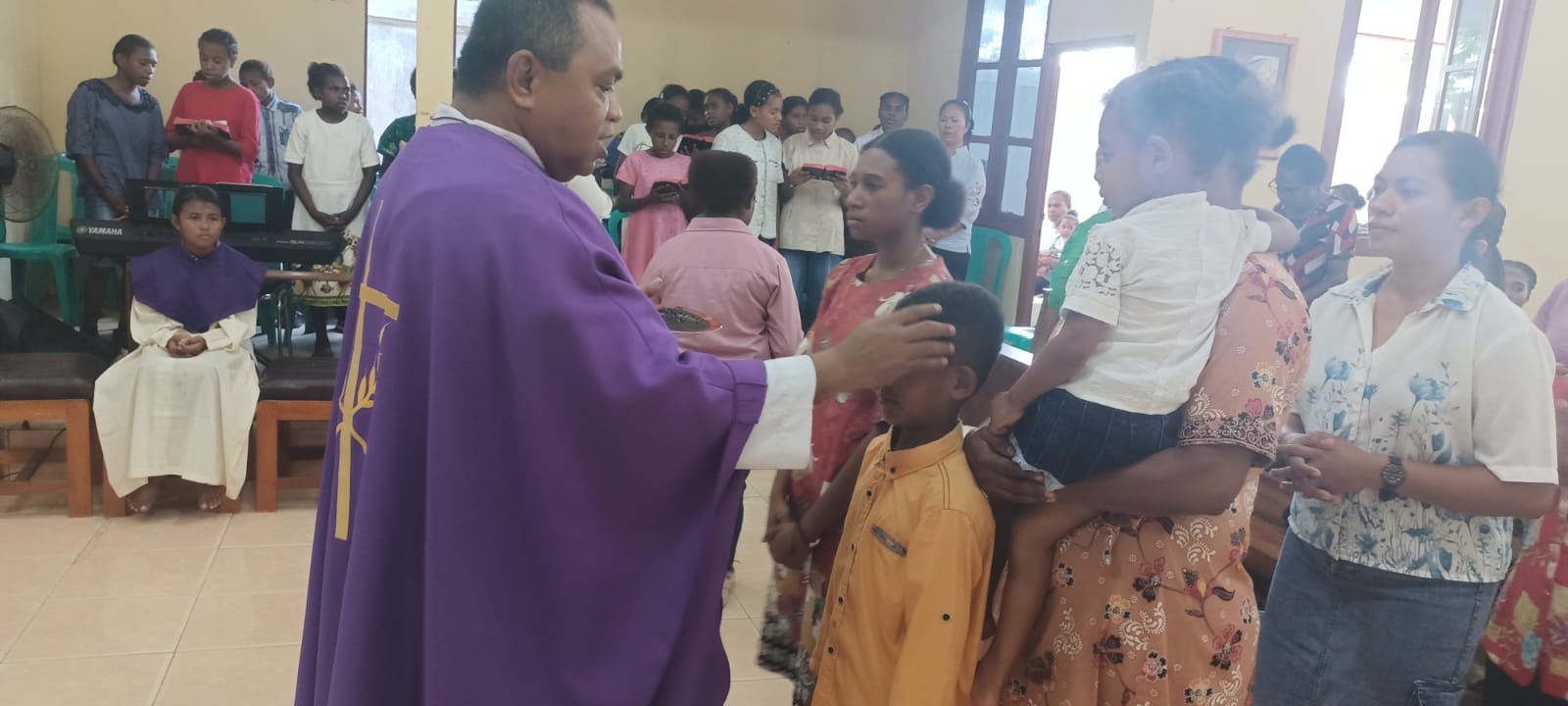 Penerimaan abu oleh umat pada masa prapaskah di Gereja Santa Theresia Buti – Surya Papua/Frans Kobun