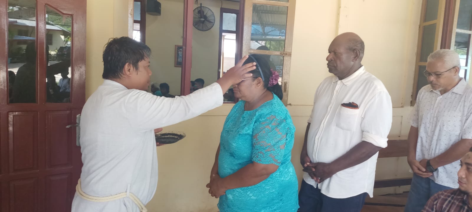 Umat sedang berbaris untuk menerima abu dari para biarawan-biarawati – Surya Papua/Frans Kobun