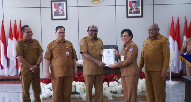 Sekda Papua Selatan, Ferdinandus Kainakaimu serahkan DPA ke OPD – Surya Papua/IST
