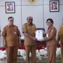 Sekda Papua Selatan, Ferdinandus Kainakaimu serahkan DPA ke OPD – Surya Papua/IST