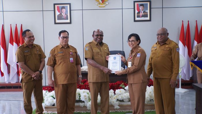 Sekda Papua Selatan, Ferdinandus Kainakaimu serahkan DPA ke OPD – Surya Papua/IST