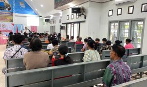 Kegiatan sosialisasi yang dilakukan anggota DPD RI, Rudy Tirtayana kepada Jemaat GPI Gunung Sinai – Surya Papua/IST