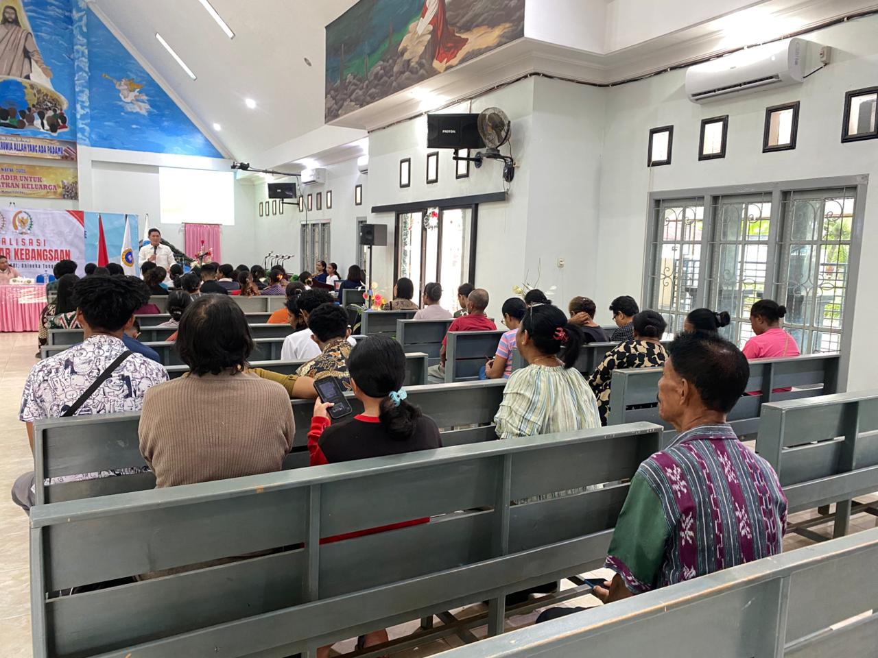 Kegiatan sosialisasi yang dilakukan anggota DPD RI, Rudy Tirtayana kepada Jemaat GPI Gunung Sinai – Surya Papua/IST