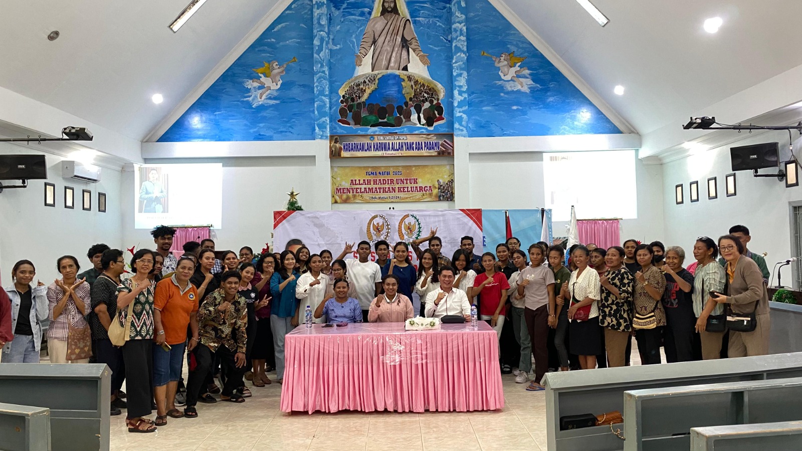 Foto bersama jemaat usai pelaksanaan sosialisasi tentang empat pilar kebangsaan – Surya Papua/IST