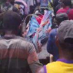 Puluhan masyarakat di pedalaman Kabupaten Merauke sedang memikul jenazah melalui hutan – Surya Papua/IST