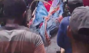 Puluhan masyarakat di pedalaman Kabupaten Merauke sedang memikul jenazah melalui hutan – Surya Papua/IST