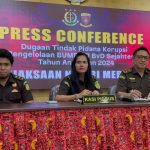 Keterangan pers Kasi Pidsus Kejari Merauke didampingi dua penyidik-nya – Surya Papua/IST