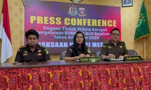 kajari 1 Keterangan pers Kasi Pidsus Kejari Merauke didampingi dua penyidik-nya – Surya Papua/IST