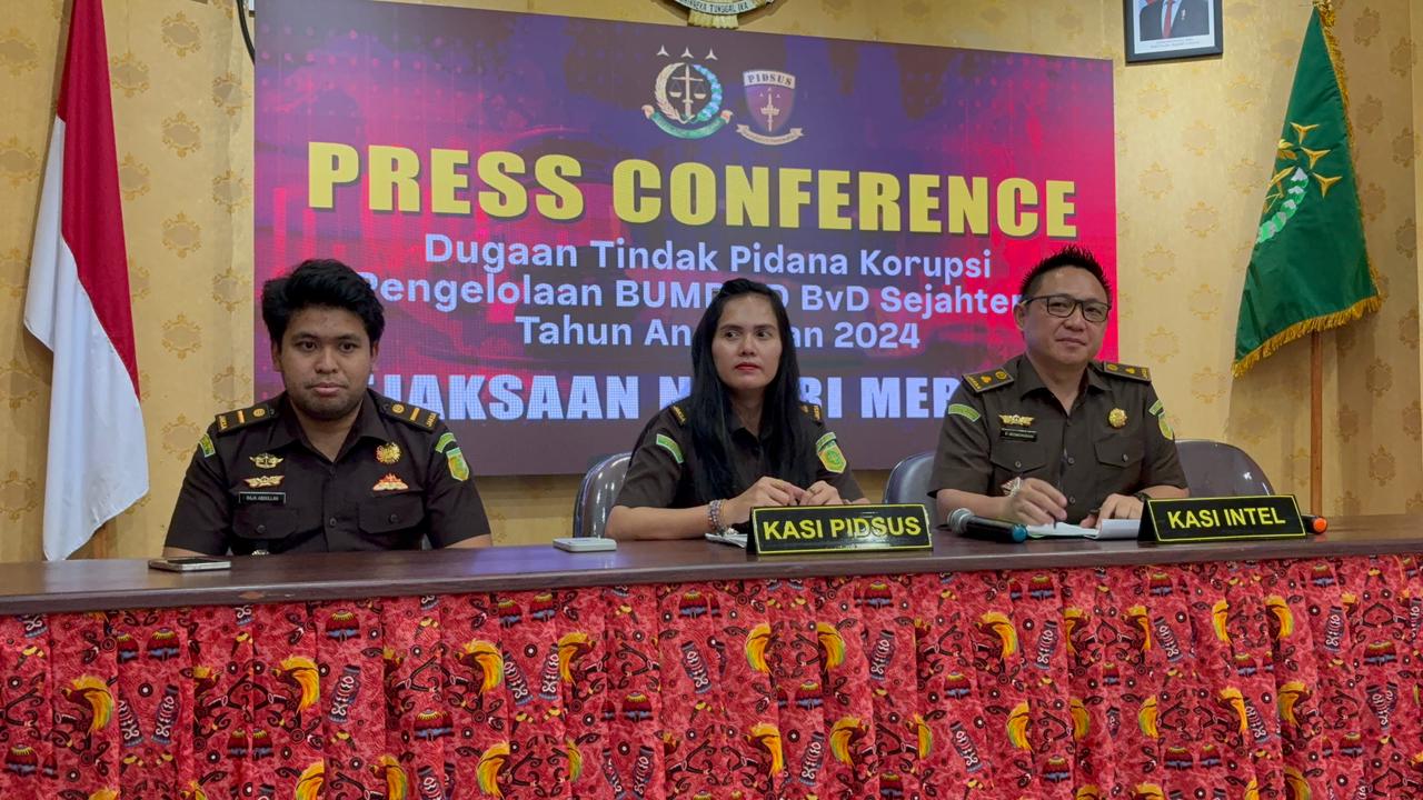 Keterangan pers Kasi Pidsus Kejari Merauke didampingi dua penyidik-nya – Surya Papua/IST