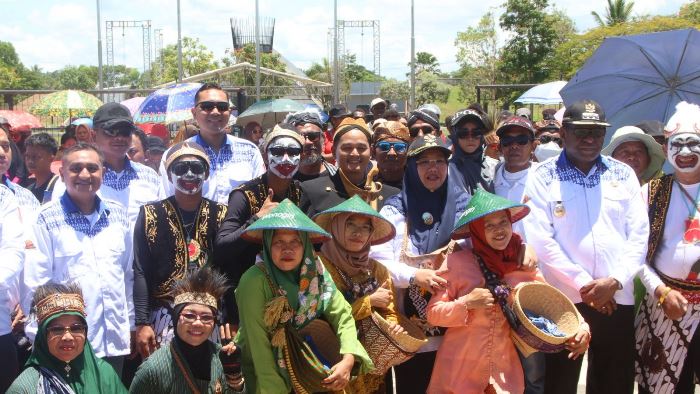 Foto bersama peserta karnaval usai kegiatan yang di depan Kantor Bupati Merauke – Surya Papua/IST