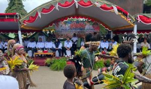 karna satu Salah satu etnis yang mengikuti karnaval dengan mengenakan atribut adat lengkap – Surya Papua/IST