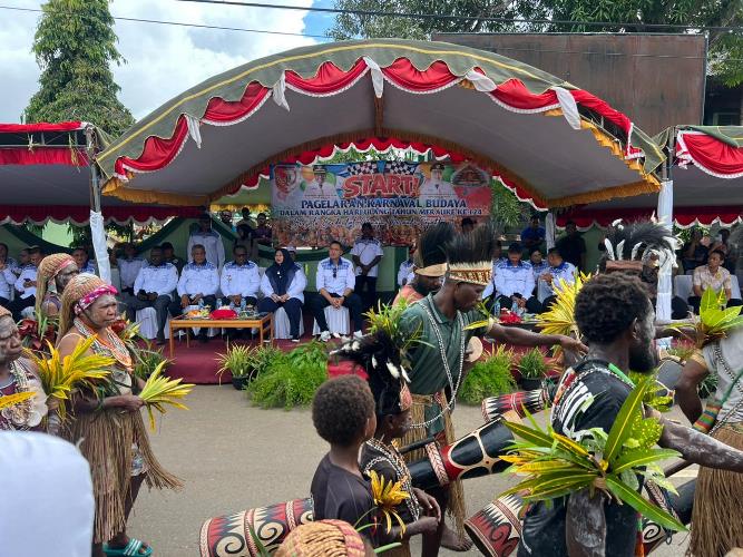 Salah satu etnis yang mengikuti karnaval dengan mengenakan atribut adat lengkap – Surya Papua/IST