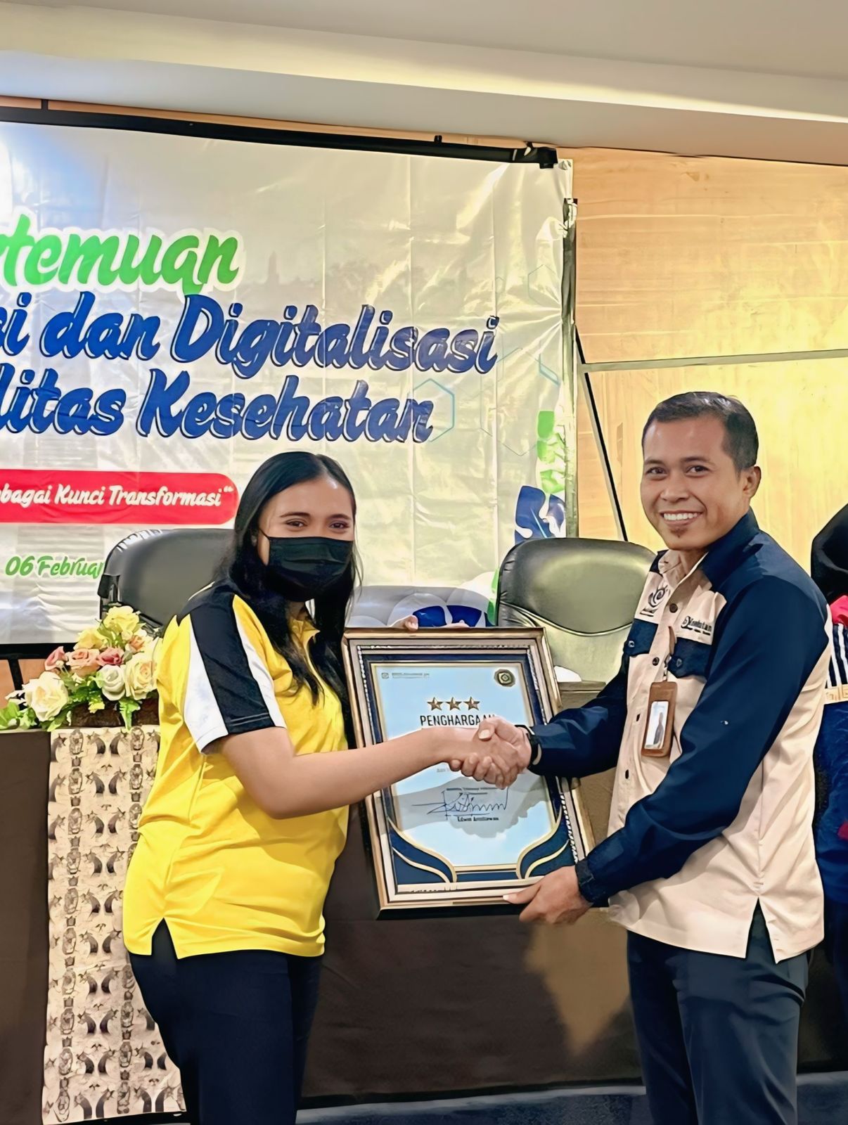 Penyerahan piagam penghargaan oleh BPJS Kesehatan kepada Kasi Dokkes Polres Merauke, dr. Antoneta Irma Laiyan – Surya Papua/IST