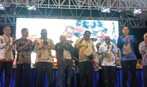 Bupati Merauke, Yoseph Bladib Gebze didampingi Muspida serta para tokoh agama sedang memukul tifa – Surya Papua/IST