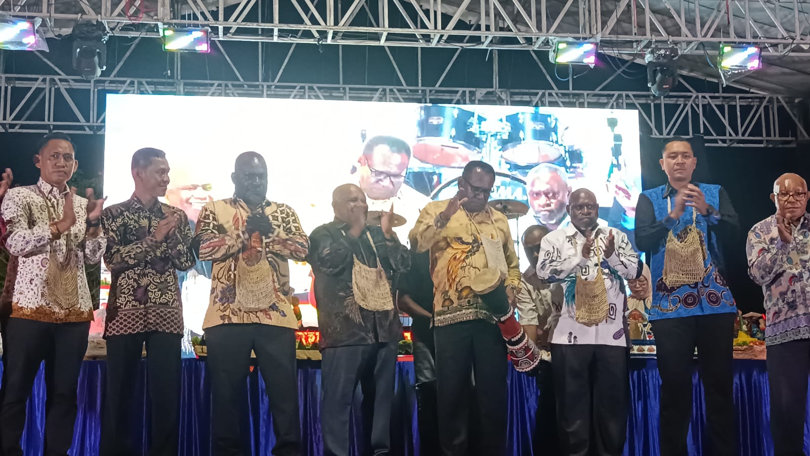 Bupati Merauke, Yoseph Bladib Gebze didampingi Muspida serta para tokoh agama sedang memukul tifa – Surya Papua/IST