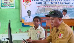 leks 1 Pelayanan akte kelahiran serta KIA oleh petugas dari Disdukcapil Merauke di SD YPPK Buti – Surya Papua/IST