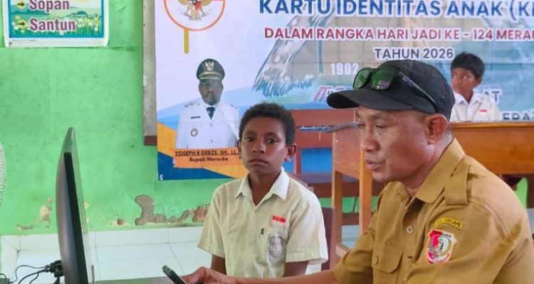 Pelayanan akte kelahiran serta KIA oleh petugas dari Disdukcapil Merauke di SD YPPK Buti – Surya Papua/IST