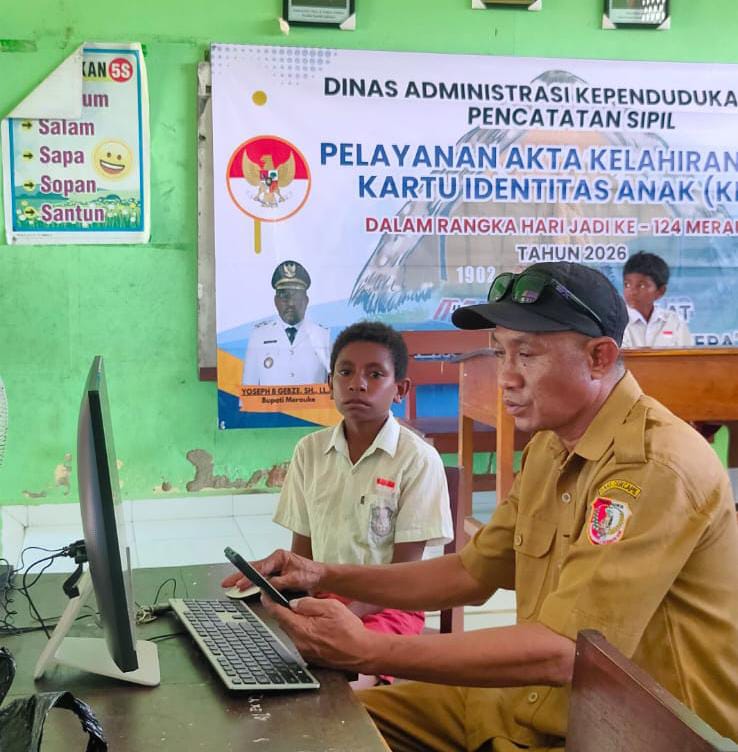 Pelayanan akte kelahiran serta KIA oleh petugas dari Disdukcapil Merauke di SD YPPK Buti – Surya Papua/IST