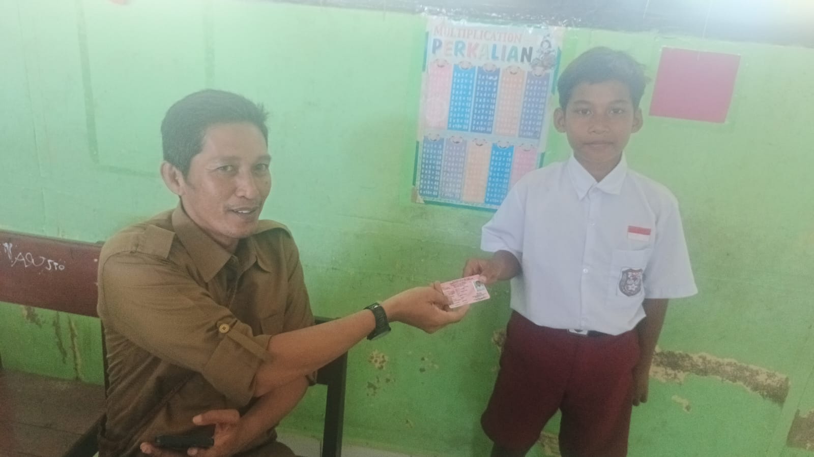 Salah seorang anak yang langsung menerima KIA setelah diproses dalam pelayanan di SD YPPK Buti – Surya Papua/IST