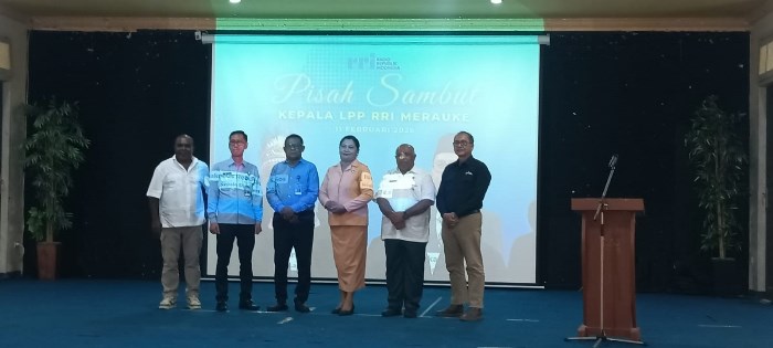 Mantan Bupati Merauke, Romanus Mbaraka (kiri) foto bersama pejabat LPP RRI – Surya Papua/Frans Kobun
