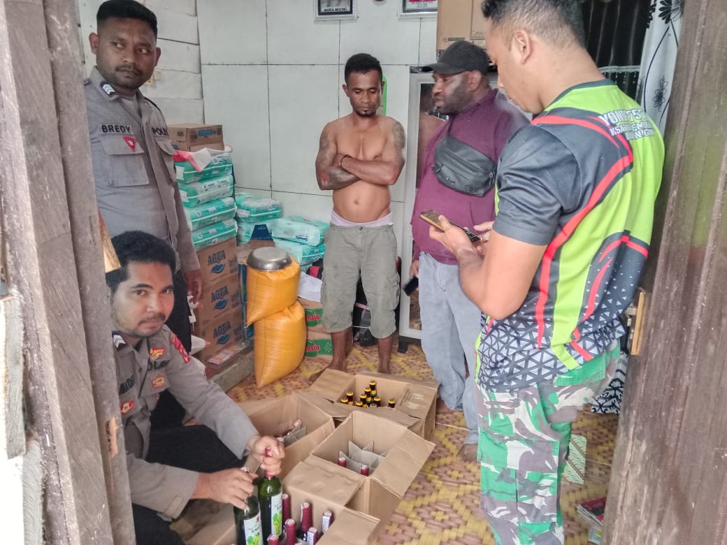 Miras berlabel ilegal yang diamankan Polsek Elikobel di tempat hunian pelaku – Surya Papua/IST
